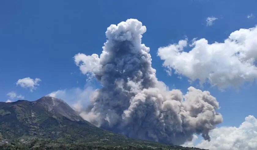 Gunung Merapi Kembali Erupsi Menyemburkan Awan Panas