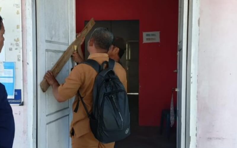 Sekretaris Desa nekat menyegel kantor desa tempatnya bekerja