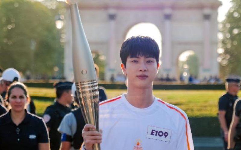 Jin BTS Capai Puncak Karier Kibarkan Bendera Korea Selatan di Olimpiade Paris