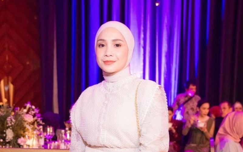 Nagita Slavina Kembali Curi Perhatian dengan Gaun Mewah Seharga Mobil di Pernikahan Aaliyah