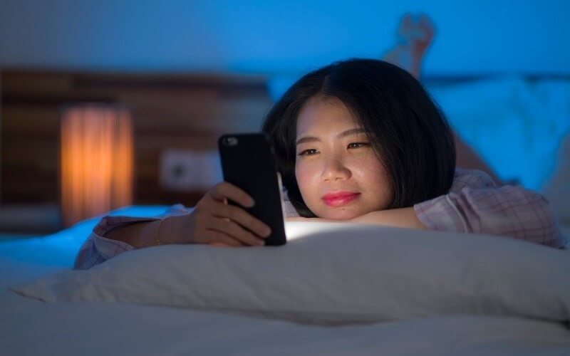 Dampak Buruk Main HP Sebelum Tidur Kualitas Tidur dan Kesehatan Mental Terancam