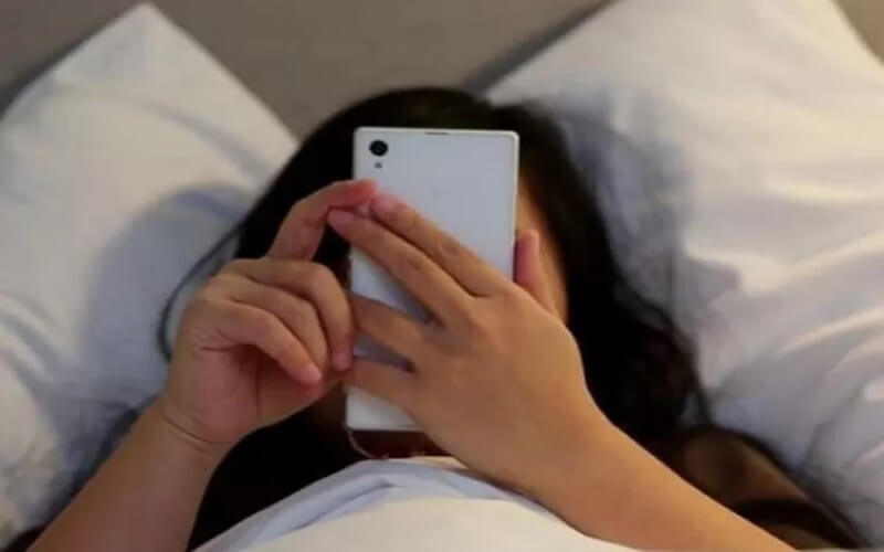 Dampak Buruk Main HP Sebelum Tidur